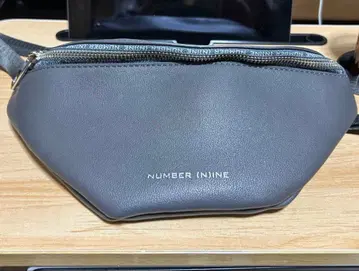 넘버 나인 바디백 그레이