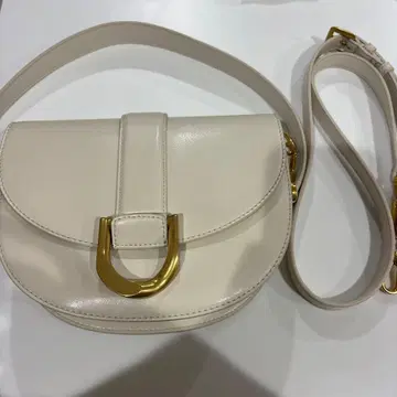 베이지색 숄더백 골드 금장 장식