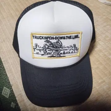 트래커 햇 화이트 블랙 자수 가격 인하 협상 가능