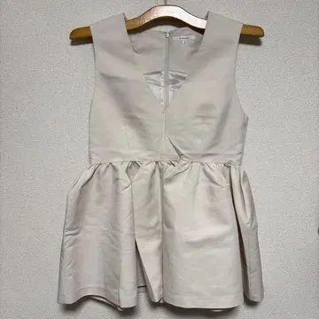 베이지 V넥 슬리브리스 튜닉