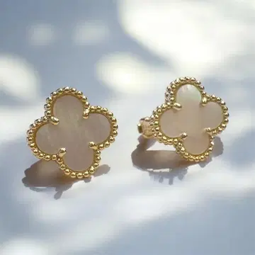 고품질 클로버 귀걸이 화이트 쉘x골드 금장 장식