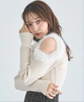 INGNI 퍼 장식 어깨 트임 니트 화이트