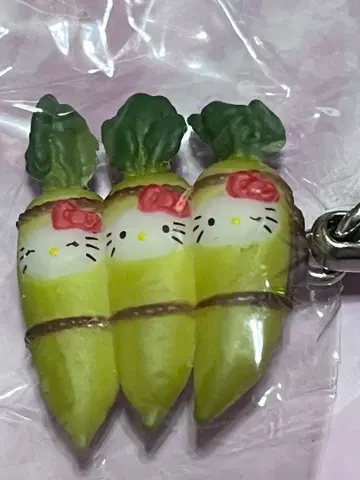 헬로키티 밧줄로 묶은 3개의 말린 무 스트랩