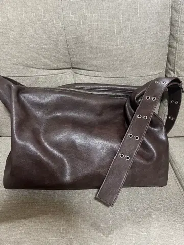 LOWRYSFARM 바디백 브라운