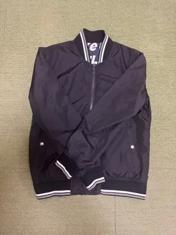 봄버 자켓 블랙 텍스트 프린트