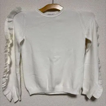 화이트 프릴 니트 스웨터 긴팔