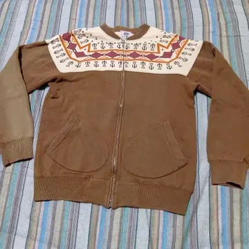 페로우즈 스토미 블루 에스닉 패턴 자수 브라운 풀 집업 트레이닝복