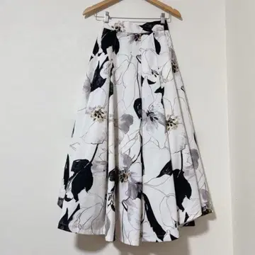 [ 새상품급 ] rienda 아트 플라워 J/W 플레어 스커트