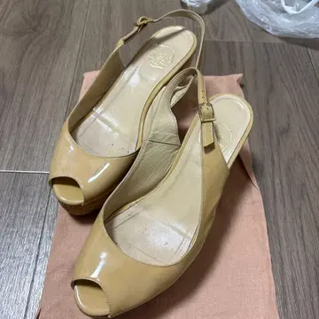 베이지 오픈토 샌들 웨지힐