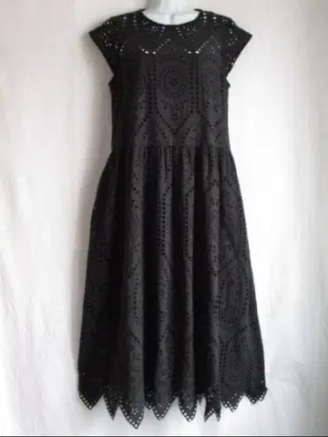 새상품급 밀크페도 원피스 슬리브리스 컷워크 자수 면100% 블랙