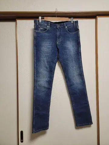 엠포리오 아르마니 슬림핏 청바지