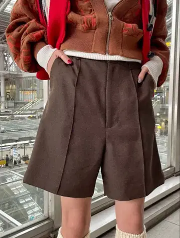 Ray BEAMS 브라운 플리츠 숏팬츠