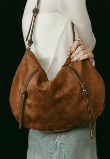 택 포함 새상품 Knuth Marf suede moon bag 브라운