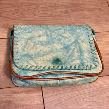 파란색 가죽 숄더백