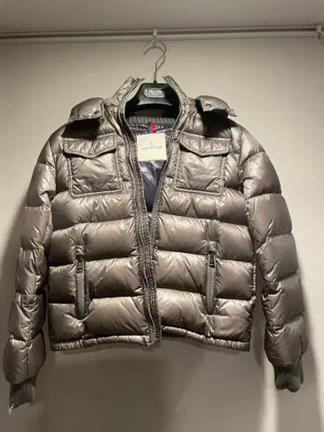 MONCLER 실버 숏 기장 다운 자켓