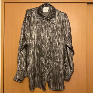 매트한 광택을 뿜는. 실버 번짐 스트라이프 패턴 셔츠 (그레이)