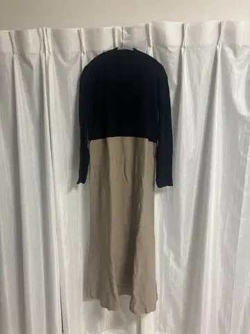 a.v.v 새상품급! 백 버튼 디자인 니트 원피스 (블랙)