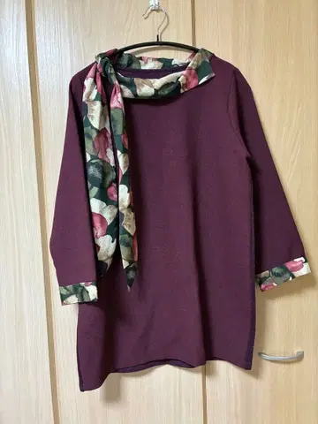 와인 레드 스카프 포함 긴팔 상의 M-L