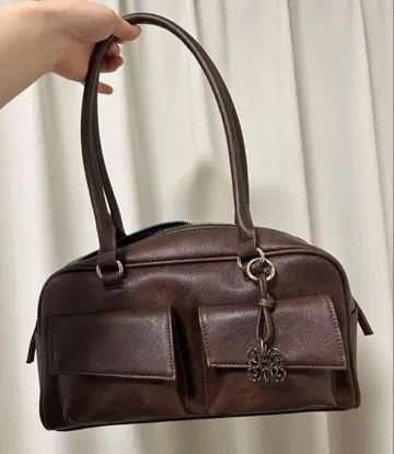 브라운 핸드백 앞 포켓 부착