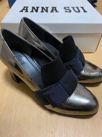 ANNA SUI 메탈릭 실버 펌프스