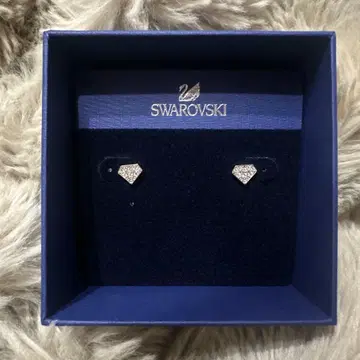 스와로브스키 다이아몬드형 귀걸이
