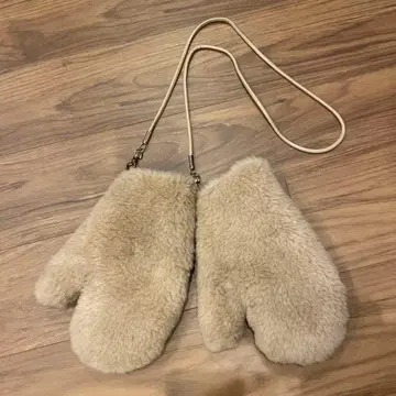 새상품급 퍼 미튼형 장갑 베이지 끈 포함