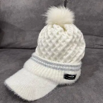TIGORA 폼폼 포함 화이트 니트 모자