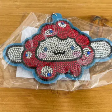 간사이 만박 산리오 미야쿠미야쿠 반짝이는 가죽 키링 시나몬 롤