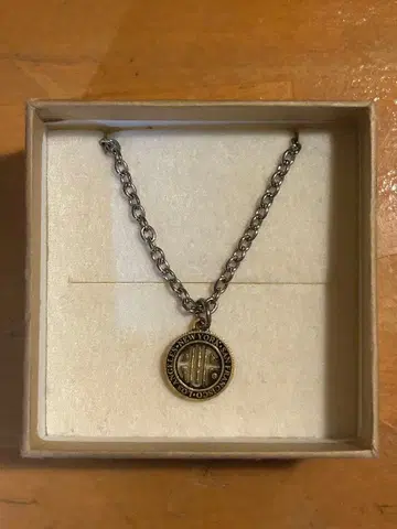 HUF 메달형 펜던트 목걸이 박스 포함