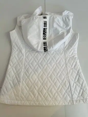 뉴발란스 화이트 충전솜 베스트