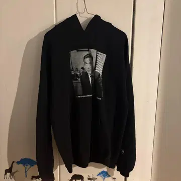 블랙 후드 부착 후드티 프린트 있음