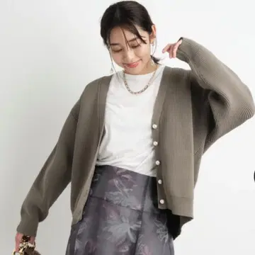 JUSGLITTY 펄 단추 루즈 가디건