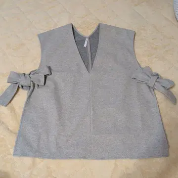 사이드 리본 포함 V넥 니트 베스트