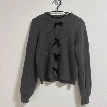 리본 포함 버튼 그레이 긴팔 니트