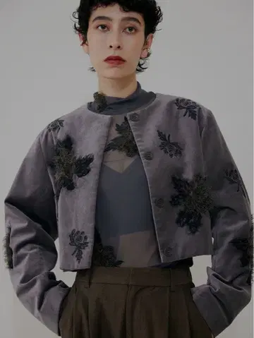 Ameri UND FLOWER RAISED EMBROIDERY TOP