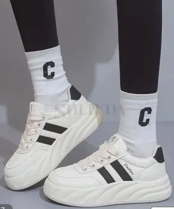 통굽 화이트/블랙 스니커즈