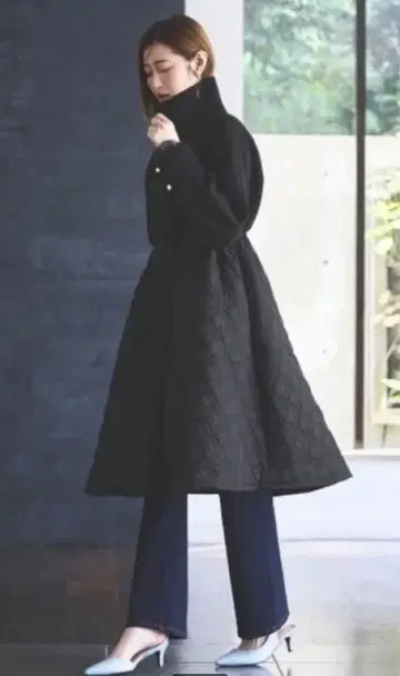 루일 에 부티크 프론트 지퍼 퀼팅 플레어 코트