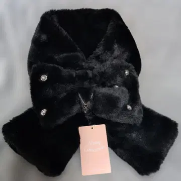 허니시나몬 블랙 로고 참 포함 비쥬 리본 머플러 블랙