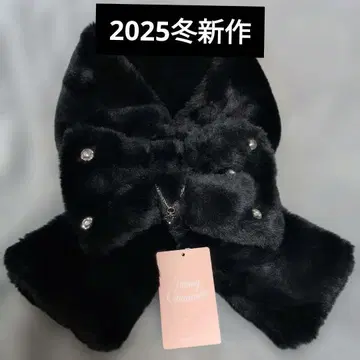 허니시나몬 블랙 로고 참 포함 비쥬 리본 머플러 블랙