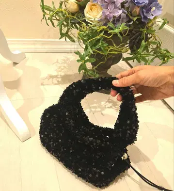 비즈 장식 블랙 핸드백 반짝이는 고급스러움