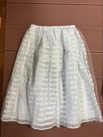 배너 바렛 스카이블루 보더 플레어 스커트