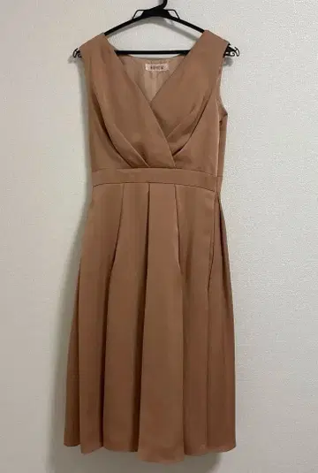 슬리브리스 무릎 기장 원피스 베이지 핑크