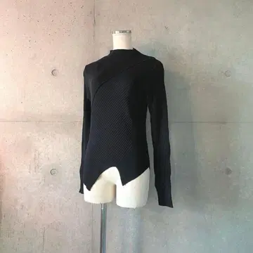 택 포함 새상품 밑단 컷 비대칭 디자인 변형 리브 얇은 소재 니트 블랙