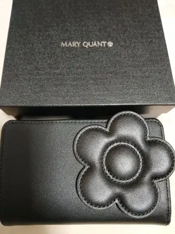 정가 18150엔 새상품 마리콴트 빅 데이지 이단 접이식 지갑 블랙