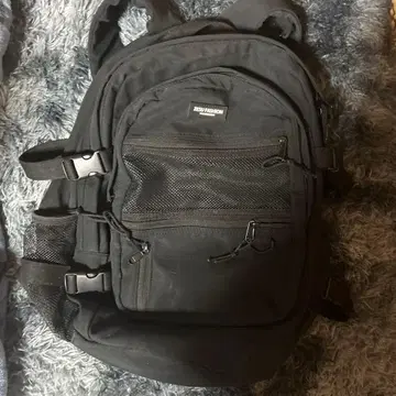 심플한 블랙 백팩