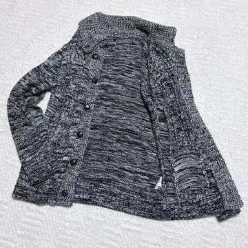 고품질 니트 가디건 블랙 그레이 호두 버튼 M 사이즈 큰 옷깃이 특징적