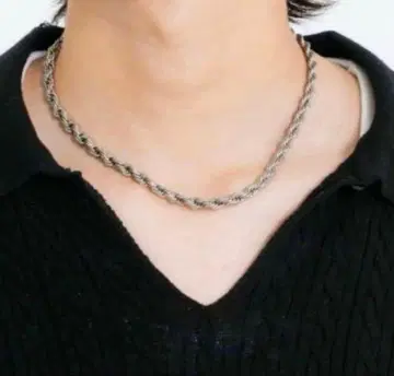 실버 트위스트 디자인 목걸이