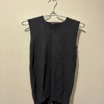 SKINNY 블랙 슬리브리스 니트 상의