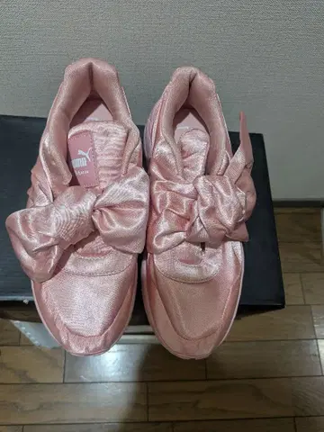 PUMA 핑크 새틴 스니커즈 리본 포함