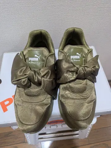 Puma 리본 포함 통굽 스니커즈 올리브